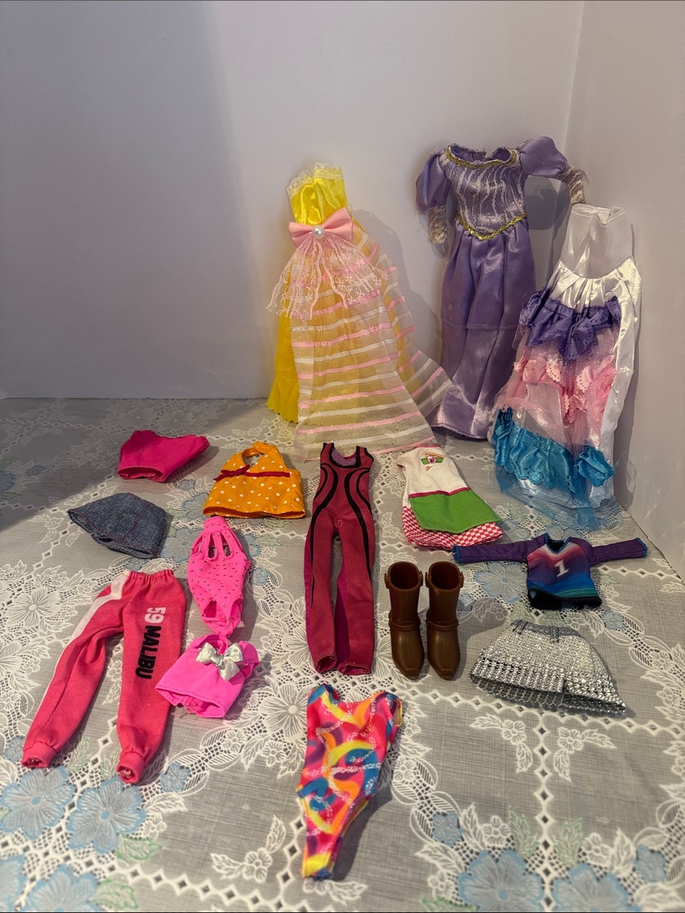 Barbie and dolls clothing and accessories lot of 15 pieces